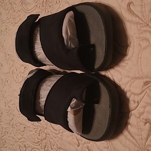 Sz 8 Bzees Black and Gray Sandals